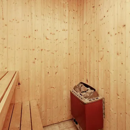 6 Person In * Millinge