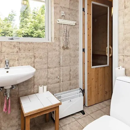 6 Person In Millinge